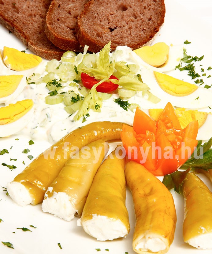 eloetel Brinzával töltött ecetes csípős paprika főtt tojással joghurtos zellerszár salátával