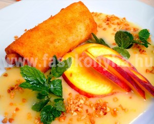 desszert Almával töltött rántott palacsinta mandulaöntettel