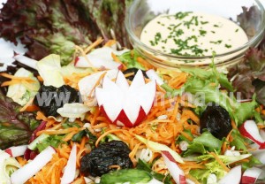 eloetel Aszalt szilvás saláta öntettel