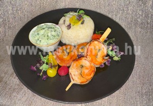 Baconös-pesztós csirkesaslik tzatziki salátával, jázminrizzsel  