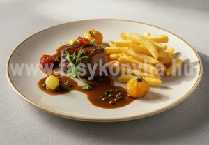 Bélszín médiumra sütve borsmártással, hasábburgonyával