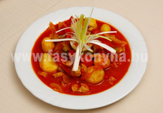 foetel Magyaros aprópecsenye újburgonyával