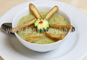 leves Cukkini krémleves káposztás rúddal 