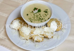 leves Fokhagymakrémleves mini sajtos tejfölös lángossal