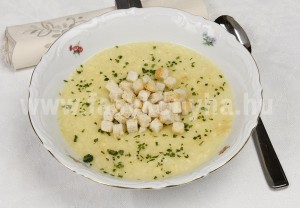 leves Fokhagymás karalábékrémleves pirított zsemlekockával