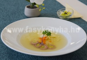 leves Gyöngytyúk consommé mikro zöldségekkel házi cérnametélttel és saját húsával tálalva