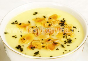 leves Kakukkfüves mandulás burgonyakrémleves