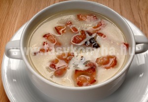 leves Karfiolkrémleves bacon chips szel 