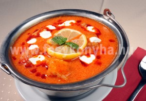 leves Korhely halászlé 