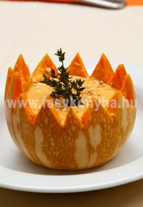 leves Sütőtök krémleves pirított tört mogyoróval