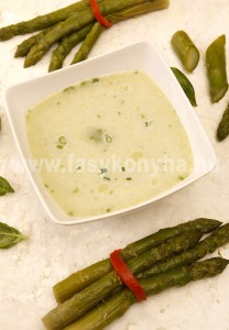 leves Friss bazsalikommal fűszerezett spárgakrémleves